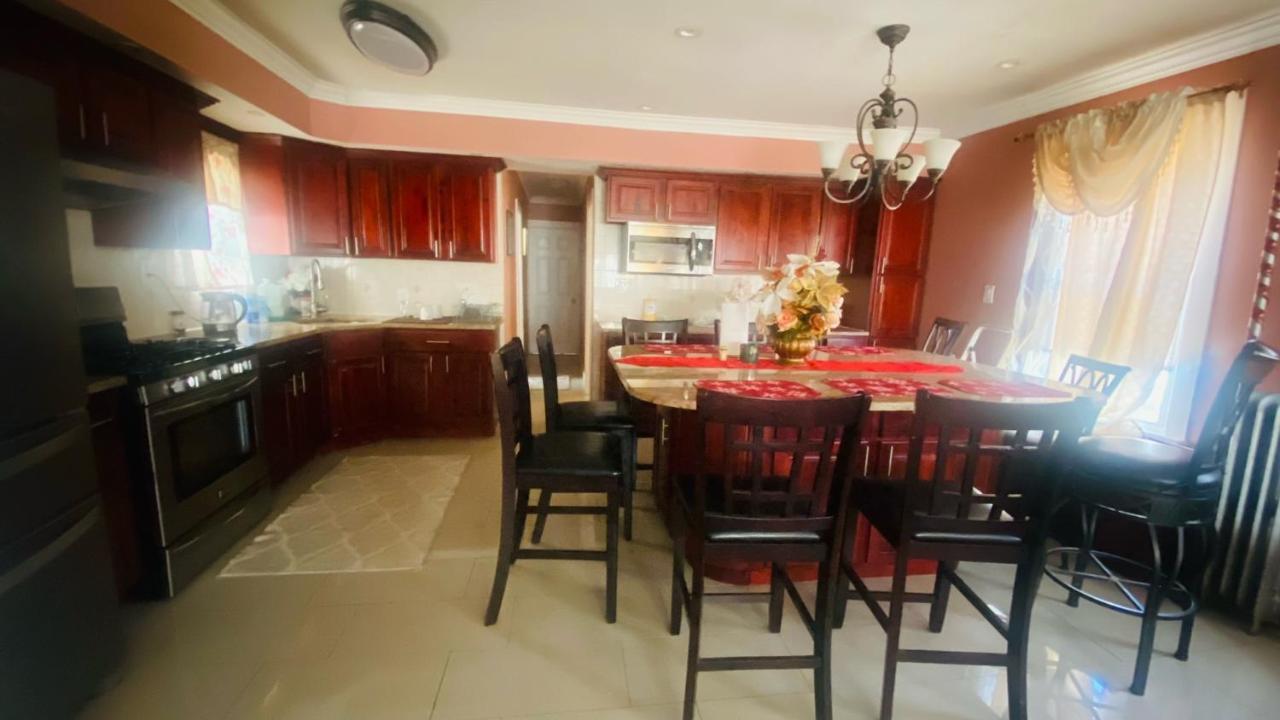 نيو يورك Minutes From Jfk, Beautiful Home With Peaceful, Cosy, Private Room المظهر الخارجي الصورة